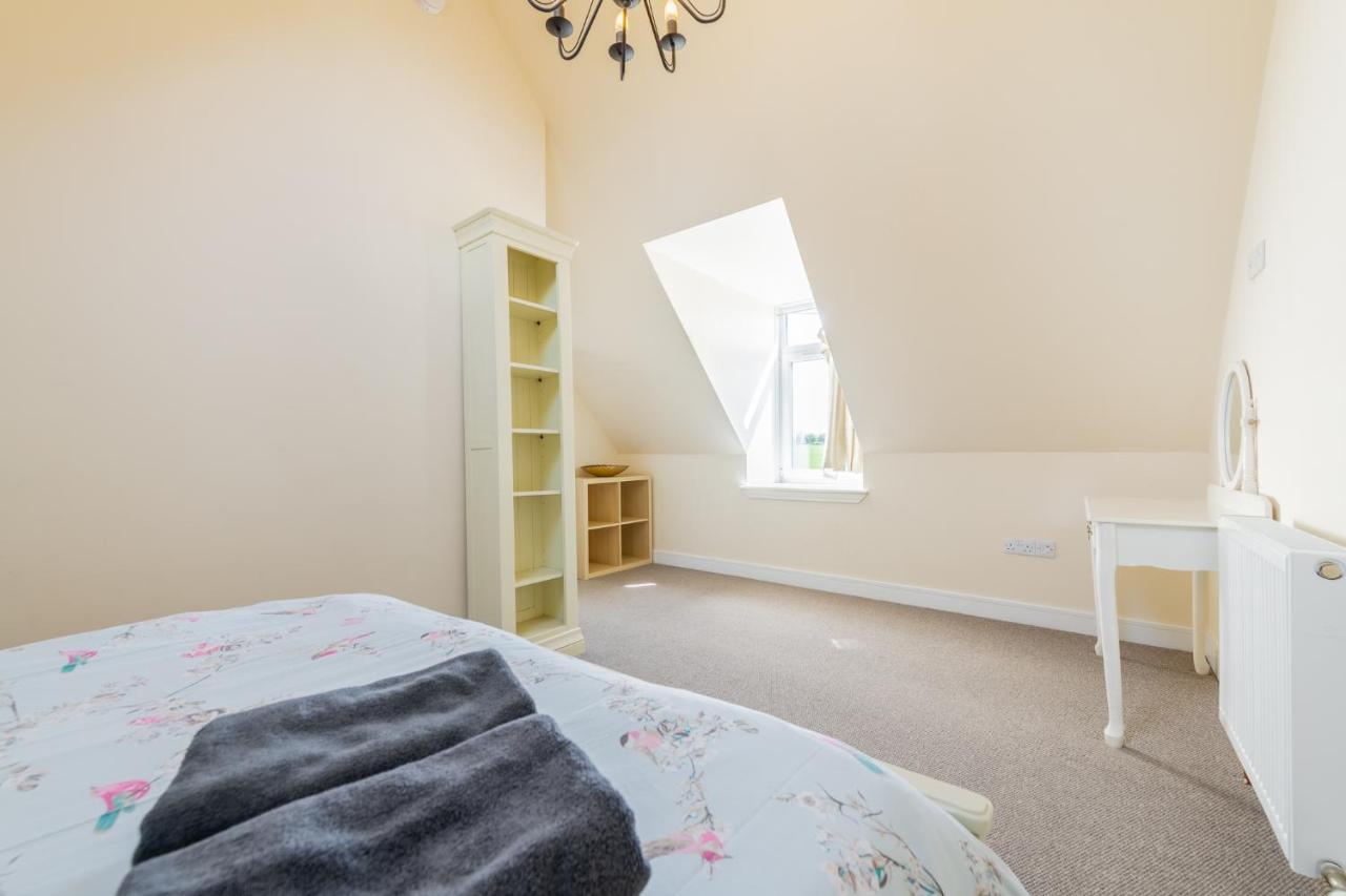 Nether Newton - Sleeps 12, Hottub, Sauna, Private Garden Newmilns Exterior photo
